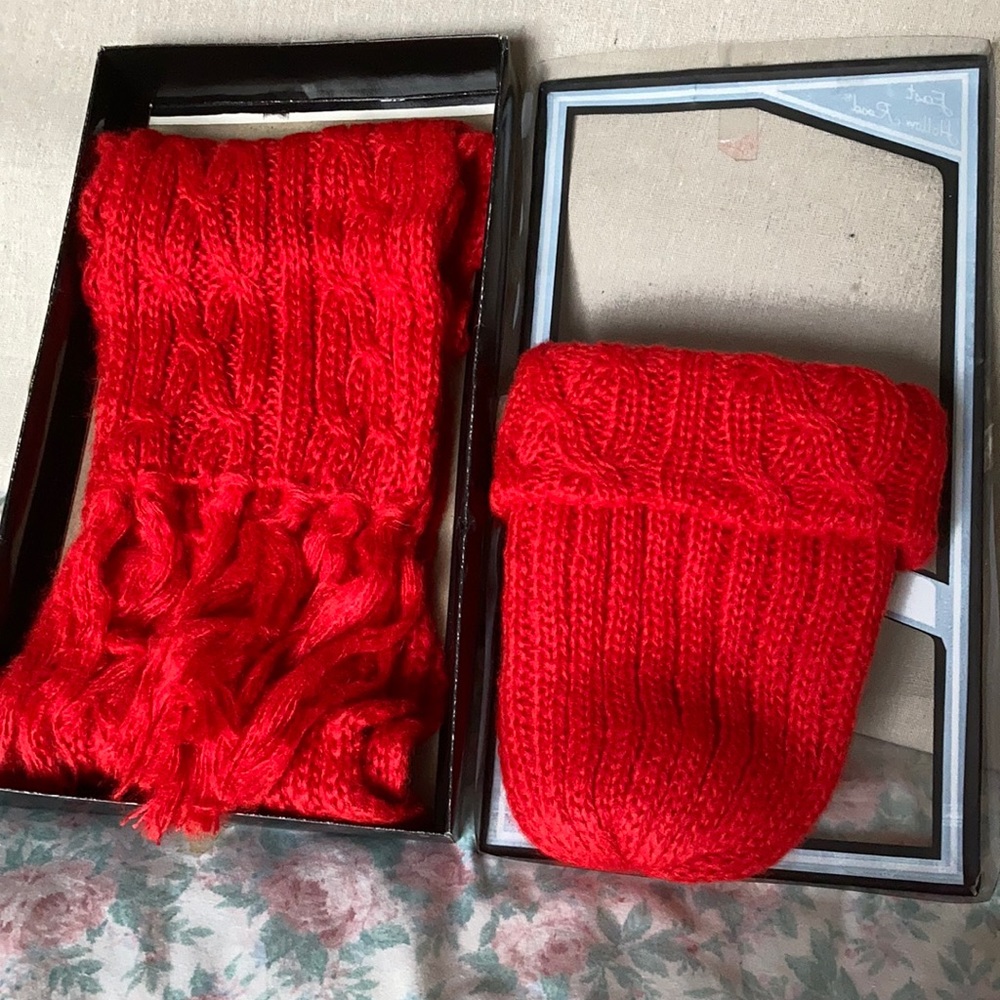 New in box Vintage East Hollow Road knit hat and scarf set